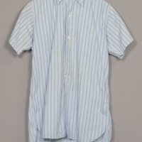 SLM 27482 - Kortärmad pojkskjorta av ljusblått bomullstyg från Ökna i Floda socken