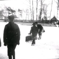 SLM Ö213 - Tre män och en kälke, vinter vid Ökna säteri i Floda socken, 1890-tal
