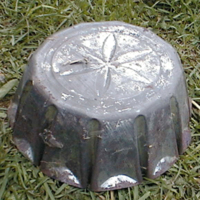 SLM 28793 - Cylinderformad aladåbform av plåt, stjärna i botten, från Kinger i Vansö socken