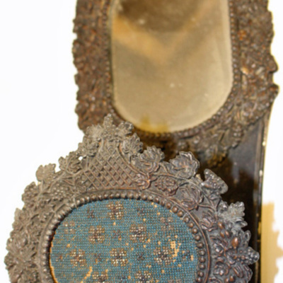 SLM 5183 - Borsthylla med spegel, ramar av bly med vindruvsornament, mittmotiv med pärlbroderier