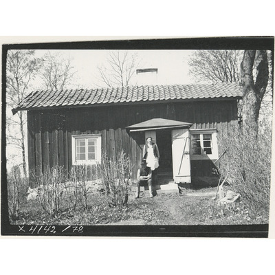 SLM X4142-78 - En man och en kvinna vid Kroberga i Ärla socken