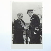 SLM M001115 - Spelmannen Gustaf Wetter mottar utmärkelse av kung Gustaf VI Adolf