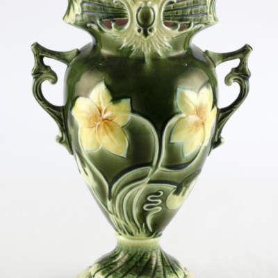 SLM 7630 - Vas av blyglaserat flintgods med blomstermotiv, från Nyköping