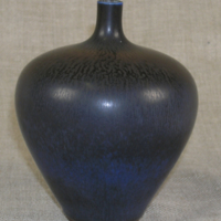 SLM 27584 - Vas av stengods, mörkbrun glasyr, design Berndt Friberg