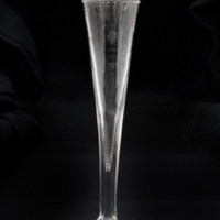 SLM 2409 - Champagneglas med strutformad graverad kuppa och kvadratisk slipad fot