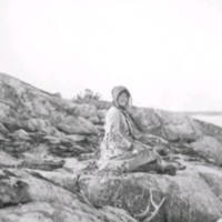 SLM M027891 - Kvinna vid havet, Oxelösund, tidigt 1900-tal