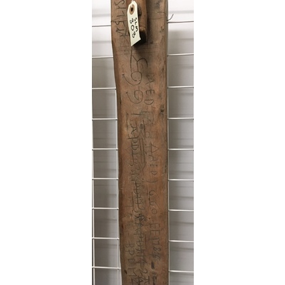 SLM 303 - Mangelbräde av björk med många initialer och årtal mellan 1660-1786