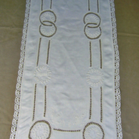 SLM 10000 - Duk av vitt linne, dekorerad med infällda spetsar och vitbroderi