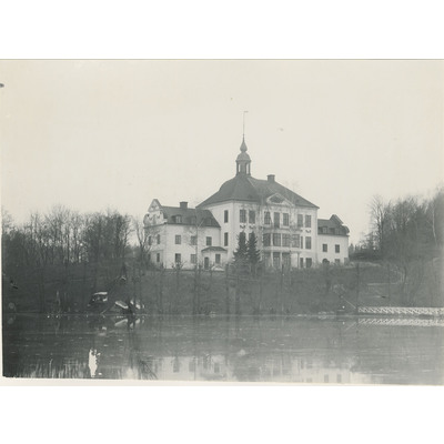 SLM M005455 - Näsby herrgård, ca 1900, med sjön Runnviken i förgrunden.