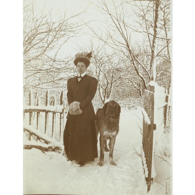 SLM P09-1580 - Hildur Lundqvist med hund i vinterlandskap