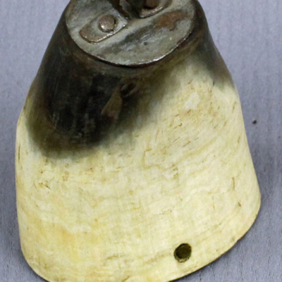 SLM 3698 - Dosa av horn med botten och lock av trä, från Kila socken
