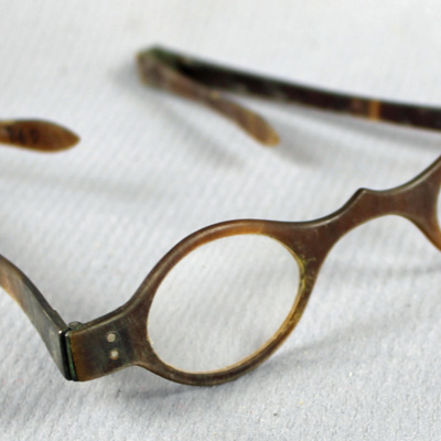 SLM 869 - Glasögon med bågar av sköldpadd, 1800-tal