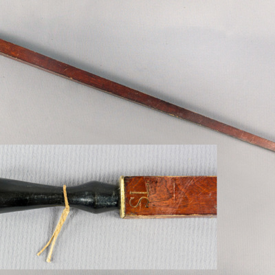 SLM 7953 - Alnmått av trä med benknopp, inristat vid handtaget: 