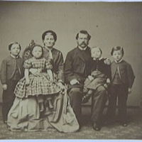 SLM M001061 - Skräddaren Johan Alfred Nilsson i Nyköping, med hustru Sofia och barn 1867