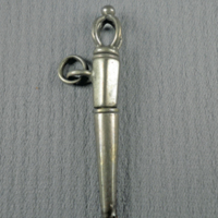 SLM 2999 - Urnyckel av silver, daterad 1869