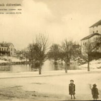 SLM R1025-92-3 - Barn i snön framför Nyköpingshus