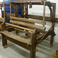SLM 13490 - Vävstol av trä, troligen 1800-talets mitt eller tidigare