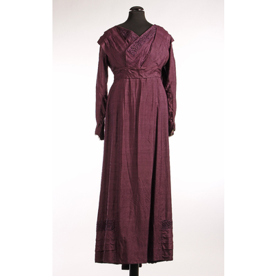 SLM 11726 - Tvådelad klänning av violett shantungsiden kantad med tyllspets, sent 1800-tal