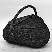 SLM 1297 - Korg av granrot, från Tuna ålderdomshem