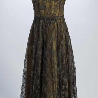 SLM 11560 - Gul sidenklänning klädd med två lager mörk tyll, 1900-talets mitt