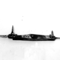 SLM 552 - Kniv försedd med silverplatta, tre slitna blad och en syl