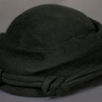 SLM 37117 - Hatt av svart yllefilt prydd med band, 1950-tal