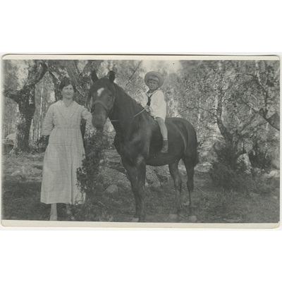 SLM P2022-0570 - Pojke på häst och en kvinna