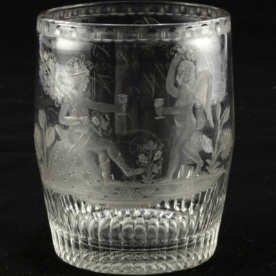 SLM 2433 - Tunnformat glas med gravyr, baccanter och vers, daterat 1823