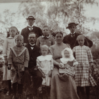 SLM P08-2191 - Ångbåtsförare Albert Johansson, Lovisa och barn vid Edeby i Ripsa 1905