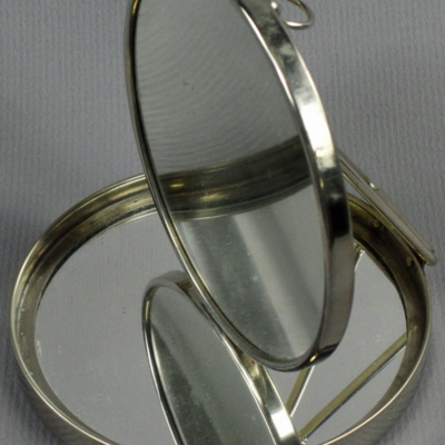 SLM 12514 - Ställbar spegel bestående av två spegelglas, uppfällbar