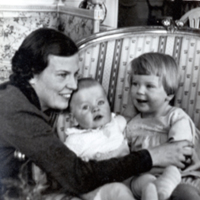 SLM P10-839 - Palaemona (Mona) Mörner med barnen Nils f.1936 och Mariana f.1935 på Björksund