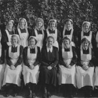 SLM P07-011 - Examinerade hemsystrar i Uppsala domkyrka 1947. Greta Andersson tredje ifrån vänster