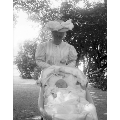 SLM Ö290 - Ingeborg Åkerhielm med Maud Cronhielm i barnvagn år 1906