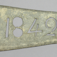 SLM 1064 - Vindflöjel av zinkplåt, genombrutet årtal 1842, från Nyköping