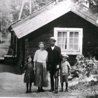 SLM M032801 - Sandstugorna, Husby-Oppunda socken, från vänster: Gerda, Hilma, Hjalmar och Lennart Karlsson, 1920-tal