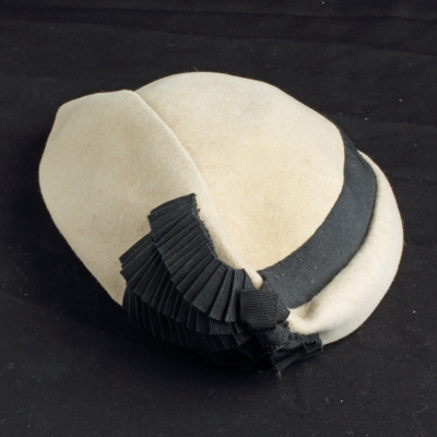 SLM 37182 - Hatt av beige ylle prydd med svarta band, buren omkring 1956