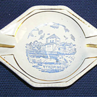 SLM 9347 - Askfat av keramik, souvenir från Nyköping