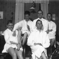 SLM P07-1257 - Fem glada unga män i nattskjortor, med cigaretter