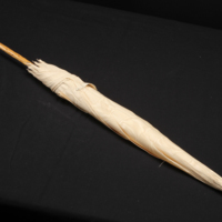 SLM 7343 - Parasoll av cremevitt moirésiden med trästomme, krycka av trä