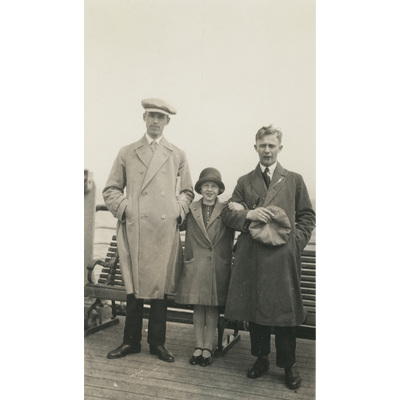 SLM P2022-1200 - Einar Höglund, en flicka och en man ombord på fartyg