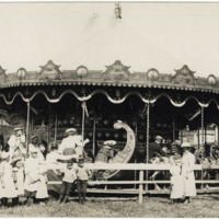 SLM P07-2429 - Karusell vid marknad på Schedewij år 1909