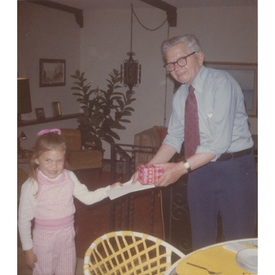 SLM P2022-1501 - Bert och barnbarnet Leslie, år 1974