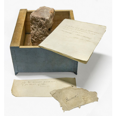 SLM 51761 - Låda med fragment av puts, tegelsten och glaserad keramik samt texter