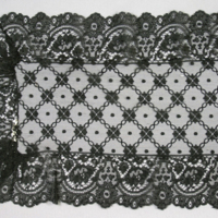 SLM 11592 2 - Schal av svart tyll, dekorerad med uddband och blomster