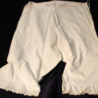 SLM 12400 1 - Benkläder, underbyxor av vit bomull, brodyrvolang