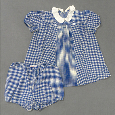 SLM 38830 1-2 - Barnklänning med byxa av blårutigt tyg, 1940-tal