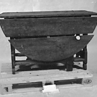SLM 1262 - Slagbord med balusterformade ben, från Österby i Hölö socken