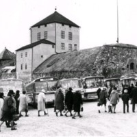 SLM M030214 - Turister på väg till Nyköpingshus