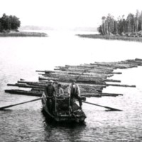 SLM M032872 - Timmerflottning, spelbåt i Mälsundet i Husby-Oppunda socken,