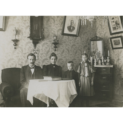 SLM P2022-0915 - Familjen Höglund i vardagsrummet, ca 1905